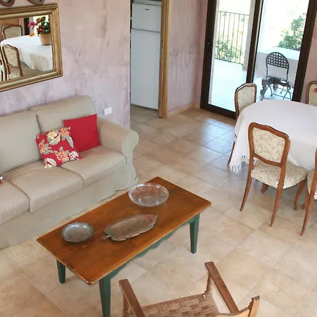 Le Rocce Fiorite Casa vacanze Is Molas